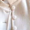 Detailaufnahme Walkmantel mit überzogenen Knöpfen und Stehkragen, eleganter Vintage-Look, Schnittmuster Damenmantel A-Linie aus Walkloden, ohne abfüttern | TOSCAminni