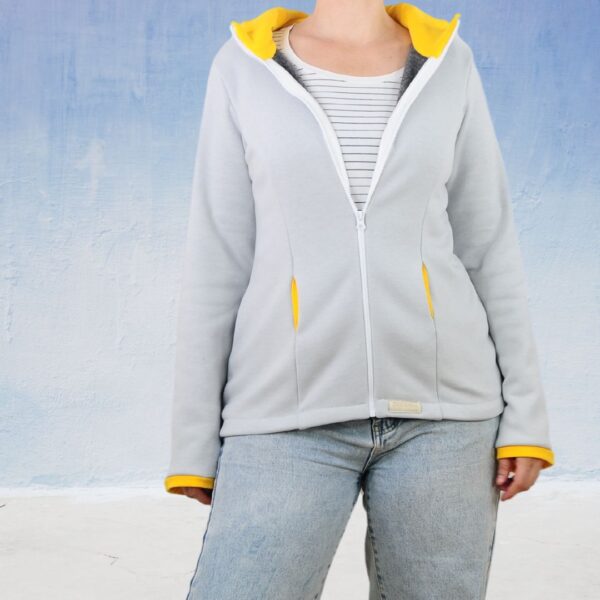 Graue Sweatjacke mit gelbem Innenfutter und Reißverschluss – vielseitiges Schnittmuster Sweatjacke Damen mit Kapuze | TOSCAminni