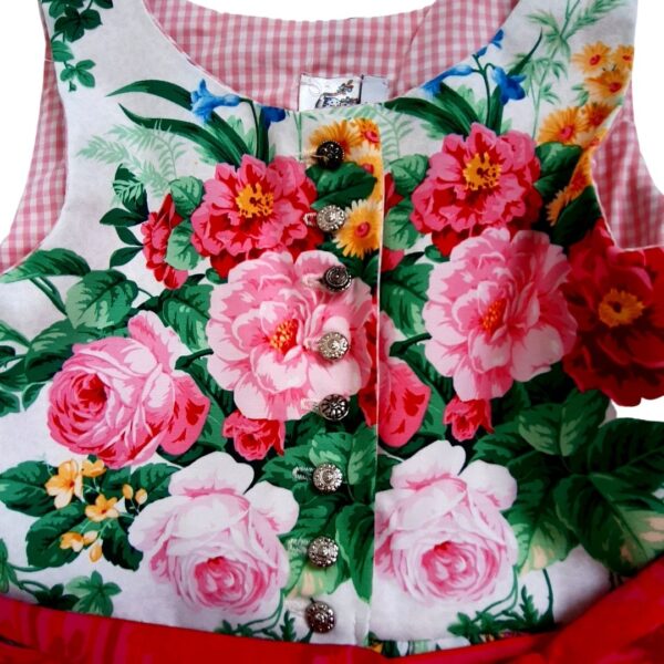 Detail des floralen Oberteils am Kinderdirndl Herzilein mit Knopfleiste