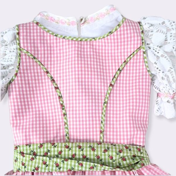 Schnittmuster Kinderdirndl Resli für Mädchen in den Größen 80 bis 140 von TOSCAminni. Professionelle PDF-Nähanleitung für ein traditionelles Kindertrachten-Set bestehend aus Mieder, Rock und Schürze mit detaillierter Maßtabelle und Schritt-für-Schritt-Erklärung.
