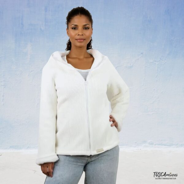 Damen-Sweatjacke mit Kapuze aus weißem Fleece – gemütliches Schnittmuster Sweatjacke für Anfänger | TOSCAminni