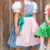 Produktbild des Kinderdirndls Resli in Größe 80-140 von TOSCAminni. Zu sehen ist die Detailansicht der Schürze. Ideal für das Projekt "Schnittmuster Dirndl kostenlos" inklusive bebilderter Nähanleitung.