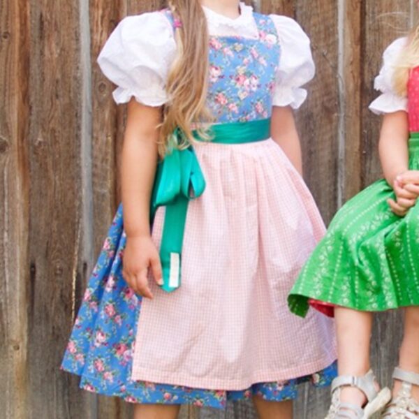Produktbild des Kinderdirndls Resli in Größe 80-140 von TOSCAminni. Zu sehen ist die Detailansicht der Schürze. Ideal für das Projekt "Schnittmuster Dirndl kostenlos" inklusive bebilderter Nähanleitung.