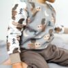 Schnittmuster Kinder Schlafanzug kostenlos – genähter Schlafanzug für Kinder aus weichem Jersey mit Waldtier-Motiv | TOSCAminni