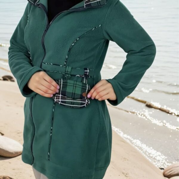 Schnittmuster Fleecejacke nähen – Detailaufnahme Solveig mit Taillennaht und Gürtel