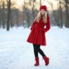 Roter Damenmantel Noèmie in A-Linie mit Rüschen und großer Kapuze – romantisches Schnittmuster für einen femininen Wintermantel