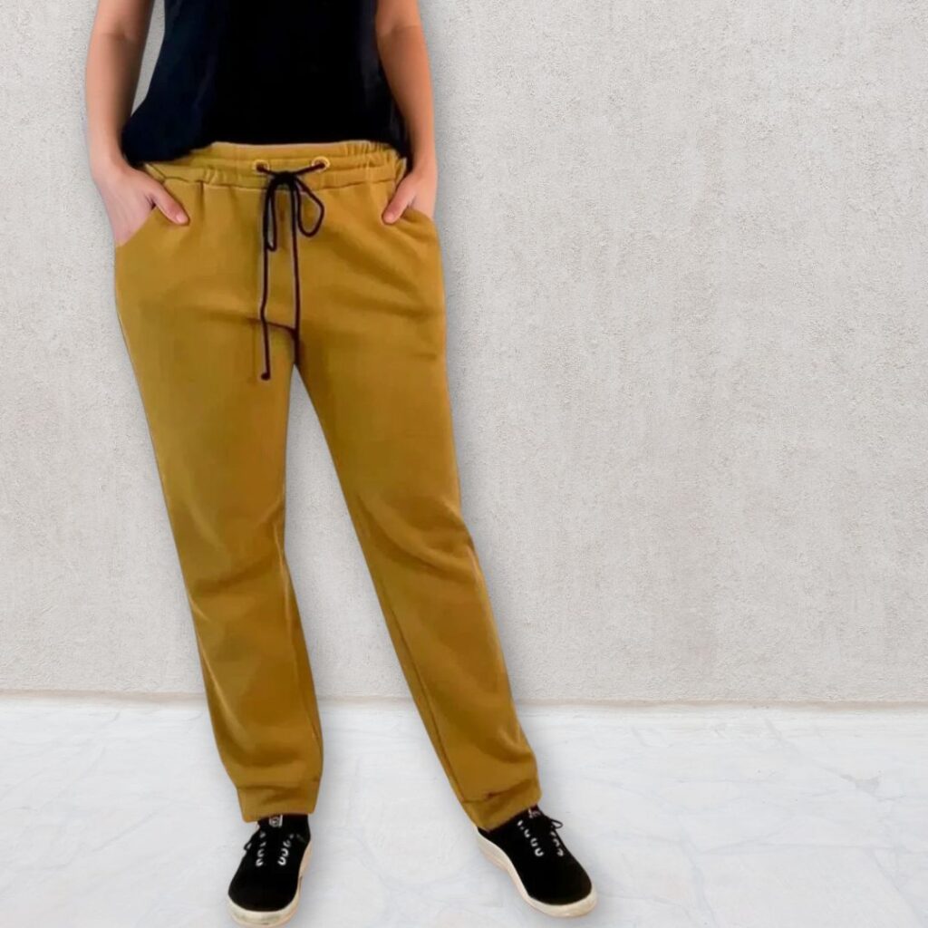 Schnittmuster Jogginghose Lonie 03 | TOSCAminni Schnittmuster Jogginghose Loni – Vorderansicht der gemütlichen Damenhose mit Gummibund und Bindeband, ideal zum Selbernähen.