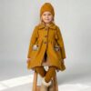 Schnittmuster Kindermantel mit Ballonärmel – Mantel Ninette in Senfgelb, mit Kragen, Knöpfen und großen Taschen, TOSCAminni
