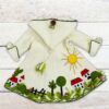Applikationsvorlage Haus kostenlos – fertiger Kindermantel mit romantischer Landschaft aus Häusern, Bäumen und Blumen aus Walk