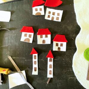 Einzelteile für Haus-Applikationen aus Stoff ausgeschnitten