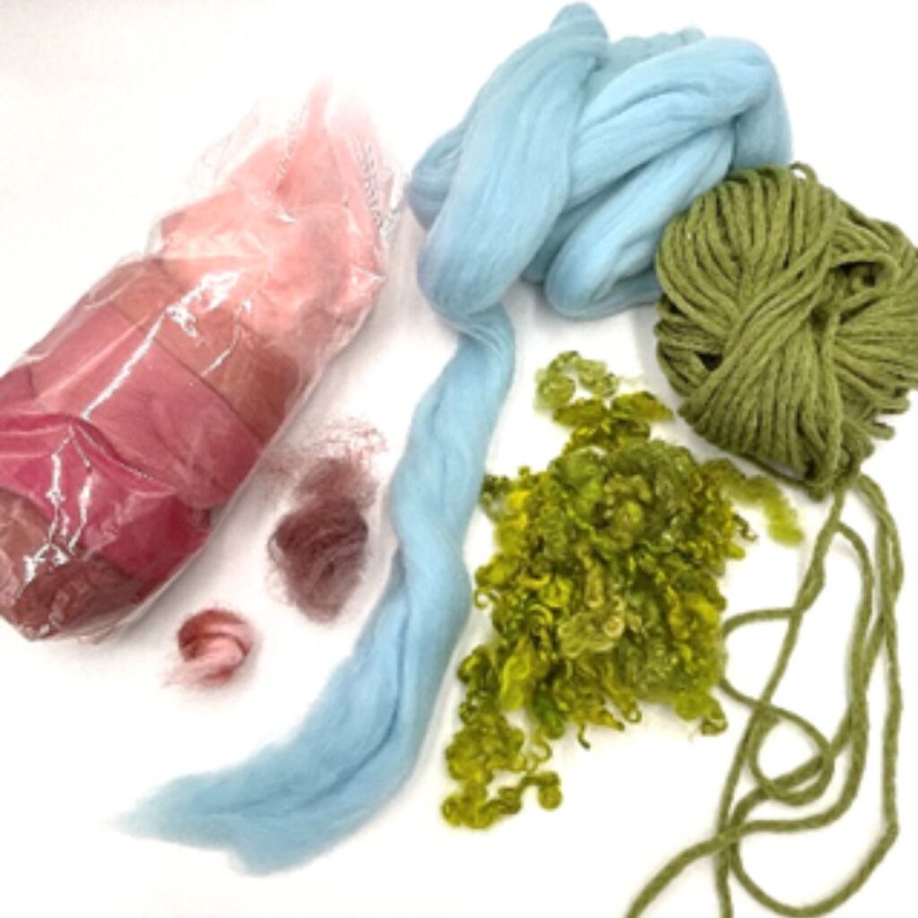 Materialien für Applikationen aus Wolle und Stoffresten – Garn, Wollfleece und Locken
