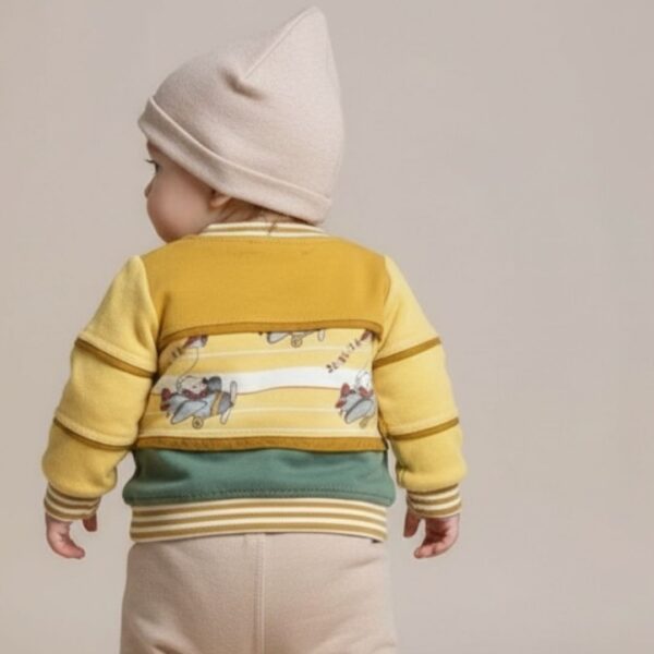 Babysweater Rückansicht getragen – Baby Pullover Schnittmuster kostenlos für Anfänger | TOSCAminni