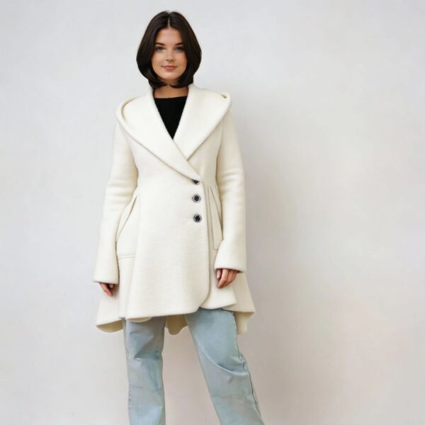 Schnittmuster Mantel Damen – Walkmantel in Creme mit schwingendem Saum | TOSCAminni