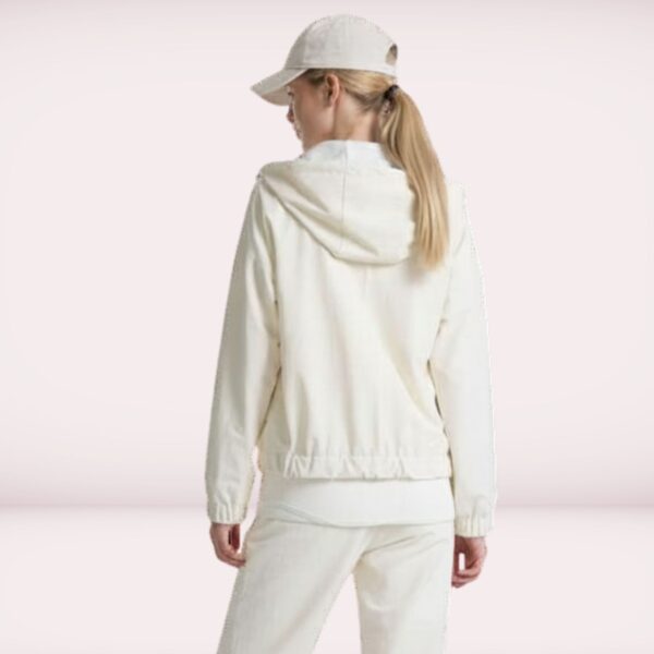 Rückansicht der Sweatjacke Dotta, Schnittmuster mit Kapuze und elastischem Bund für Damen