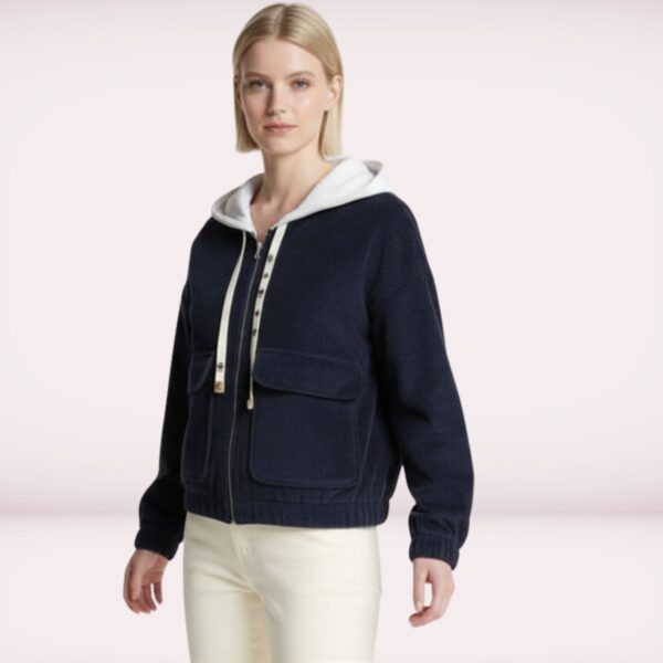 Damen-Zip-Jacke Dotta, Schnittmuster-Detail: markante aufgesetzte Taschen und Reißverschluss in Blau