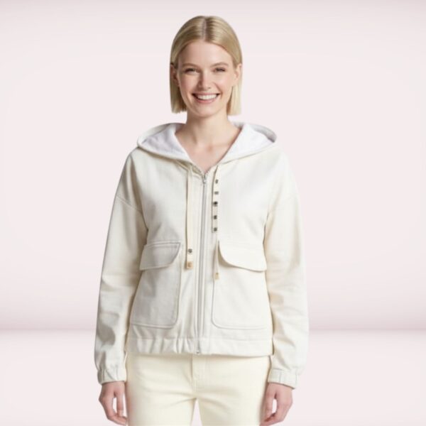 Nahaufnahme der weißen Damen-Sweatjacke Dotta mit Kapuze, Reißverschluss und Utility-Details
