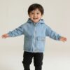 Schnittmuster Kinderjacke Dotta aus hellblauem Denim mit elastischem Saumbund.