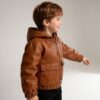 Seitenansicht der Kinderjacke Dotta, modernes Schnittmuster für Jacken mit Kapuze und markanten Taschen