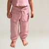 Schnittmuster Kinderhose mit Rüschen „Hoki“ als lässige Musselin-Hose für Kleinkinder getragen.