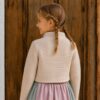 Trachtenjanker für Kinder – Rückansicht der Jacke Anna aus hellem Strickstoff
